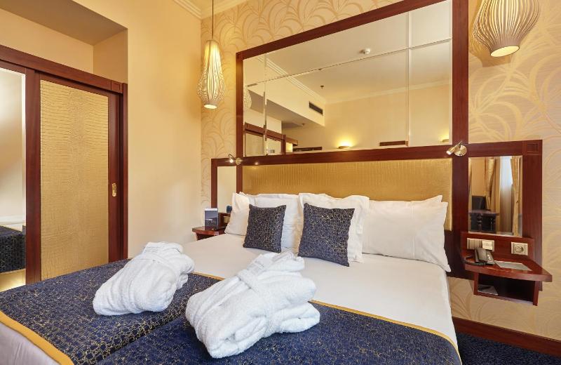 Executive Double Room with Castle View image 2