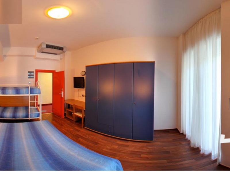 Quadruple Room with Balcony image 1