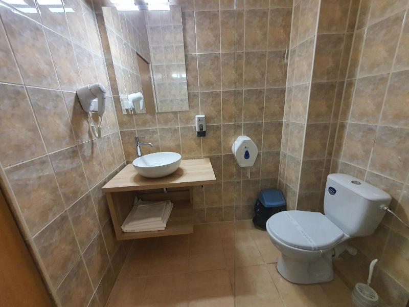 Twin Room image 4
