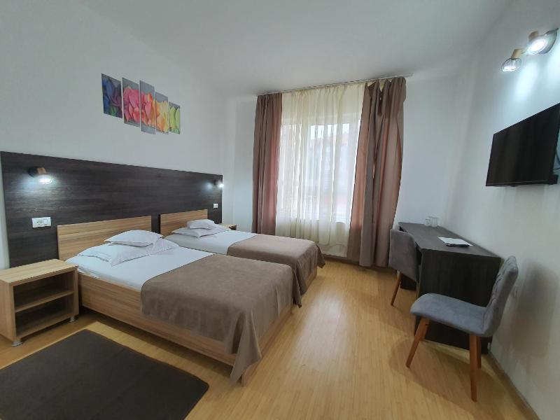 Twin Room image 3