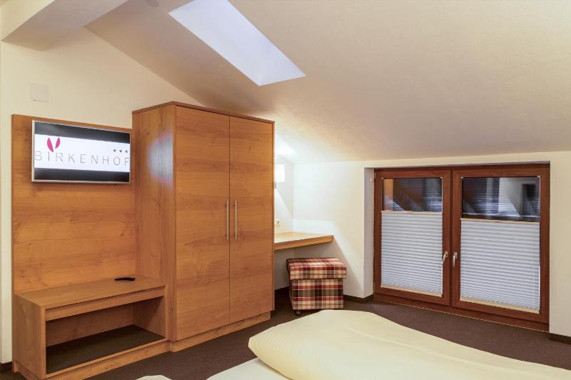 Comfort Two-Bedroom Apartment with Balcony image 4