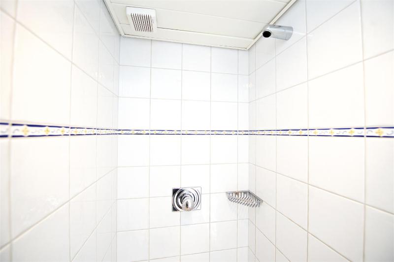 Single Room with Shared Bathroom image 2