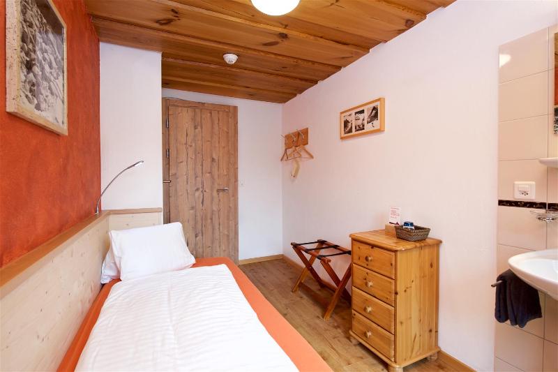 Single Room with Shared Bathroom image 1