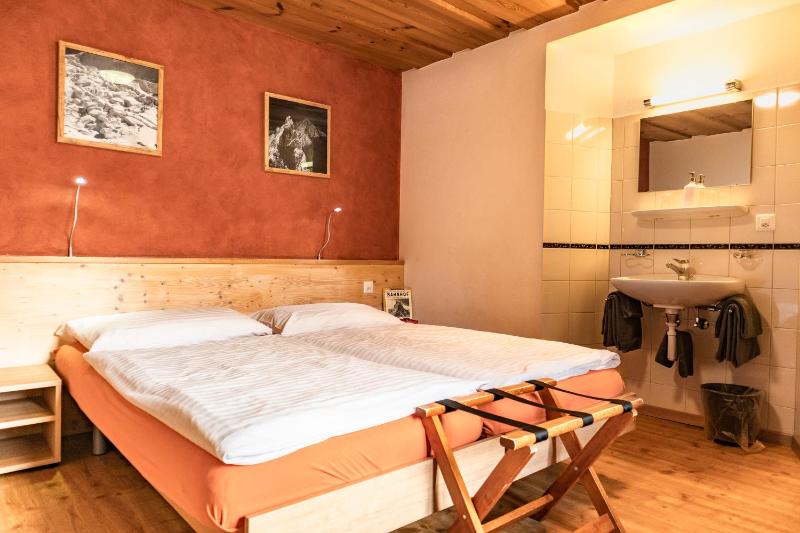 Double Room with Shared Bathroom image 1