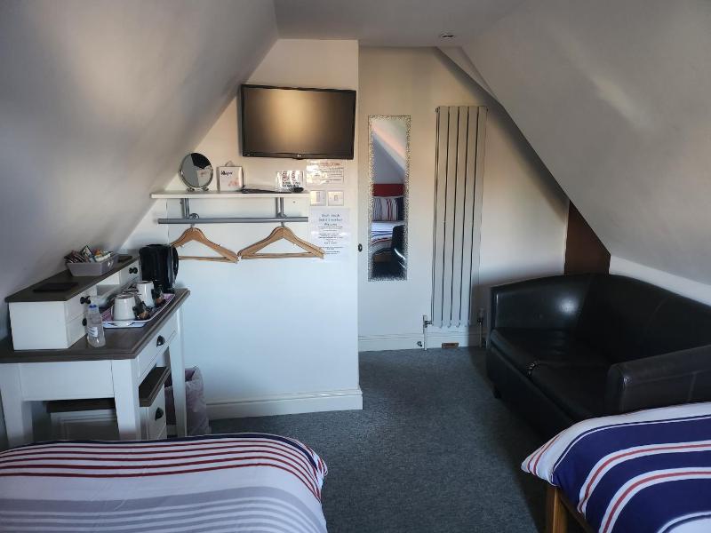 Twin Room with Garden View image 3