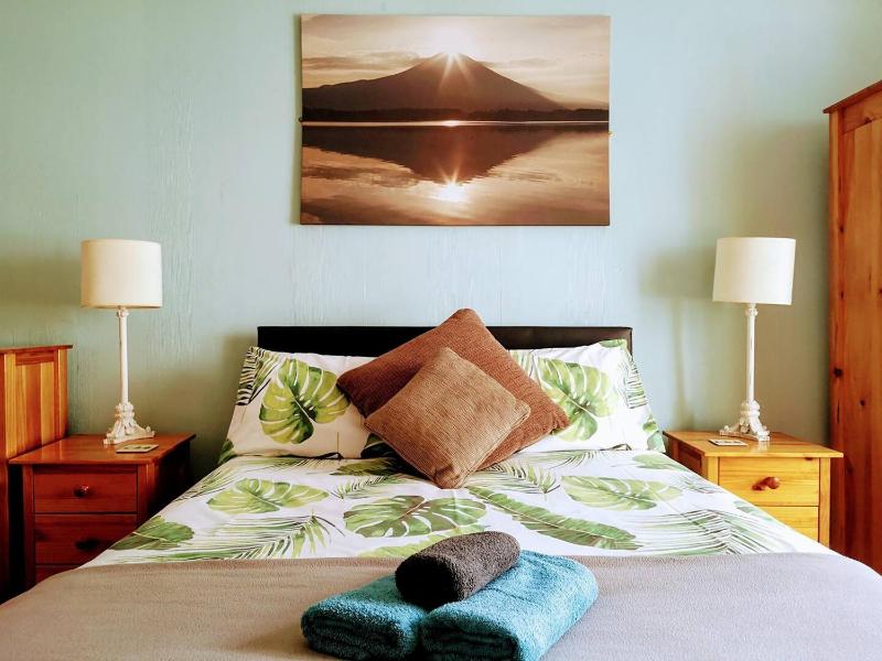 Large Double Room with Shared Bathroom image 1