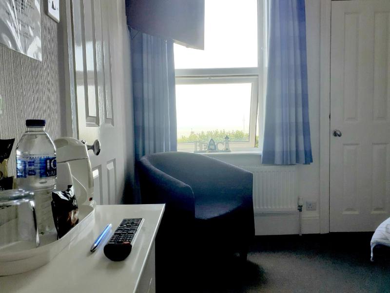 Single Room with Sea View image 3