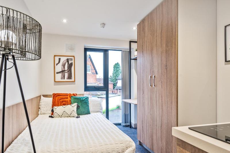 Modern Studio Apartment with Free Parking in Wolverhampton 5min walk to City Centre Images