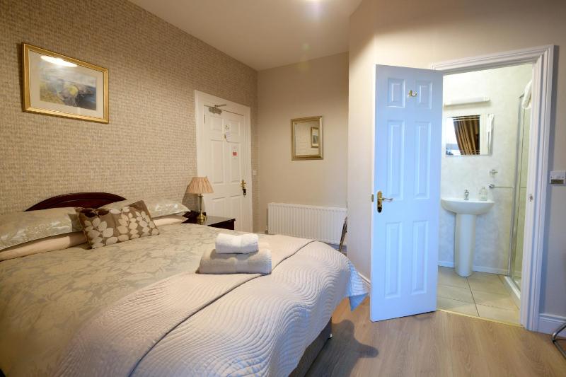 Classic Double Room image 1