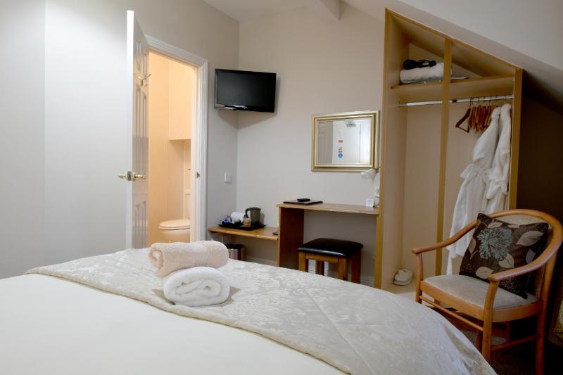 Classic Double Room image 4