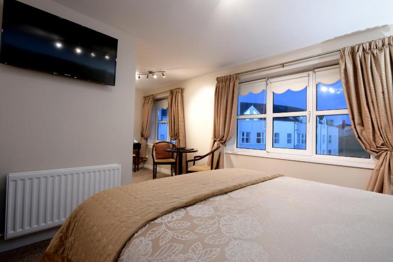 Deluxe Double or Twin Room image 4