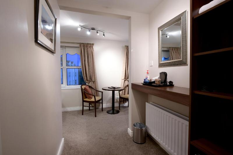 Deluxe Double or Twin Room image 3