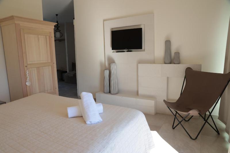 Deluxe Suite with Spa Bath image 3