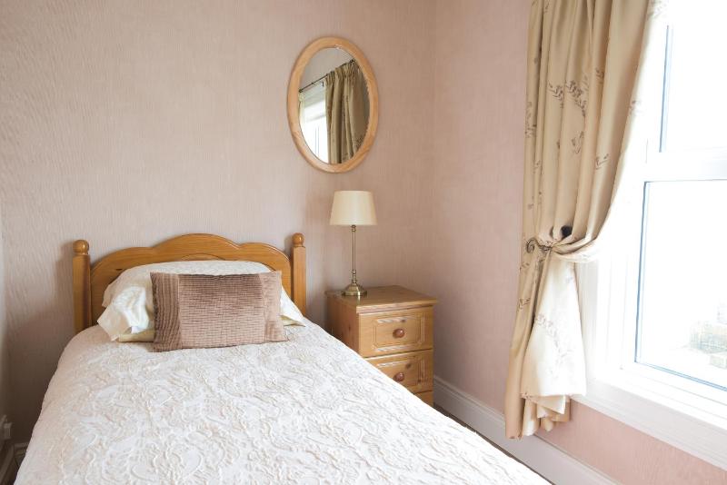 Classic Single Room image 3