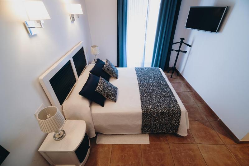 Double Room image 3
