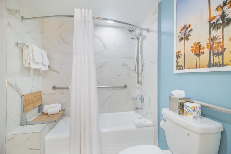 Studio King Bed - Poolview - Balcony-Accessible image 2