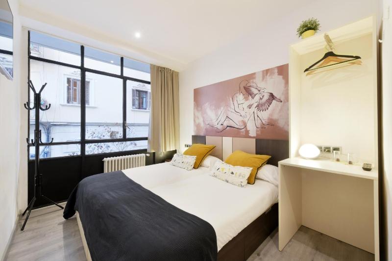 Free Hostels Barcelona - image 13