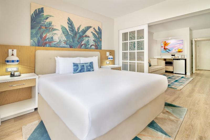 Studio King Bed - Poolview - Balcony-Accessible image 4