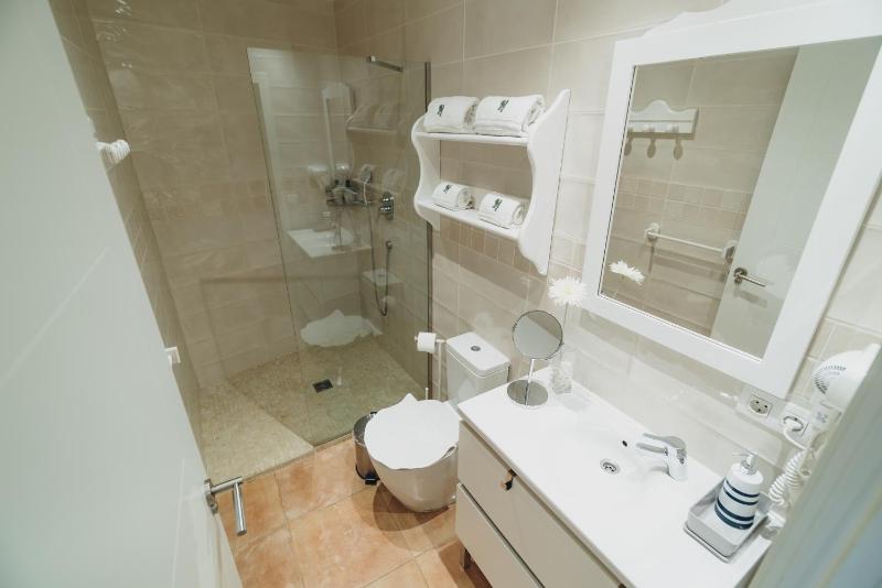 Double or Twin Room image 3
