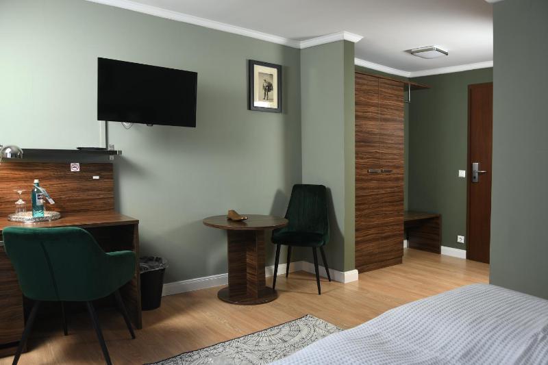 Double Room image 3