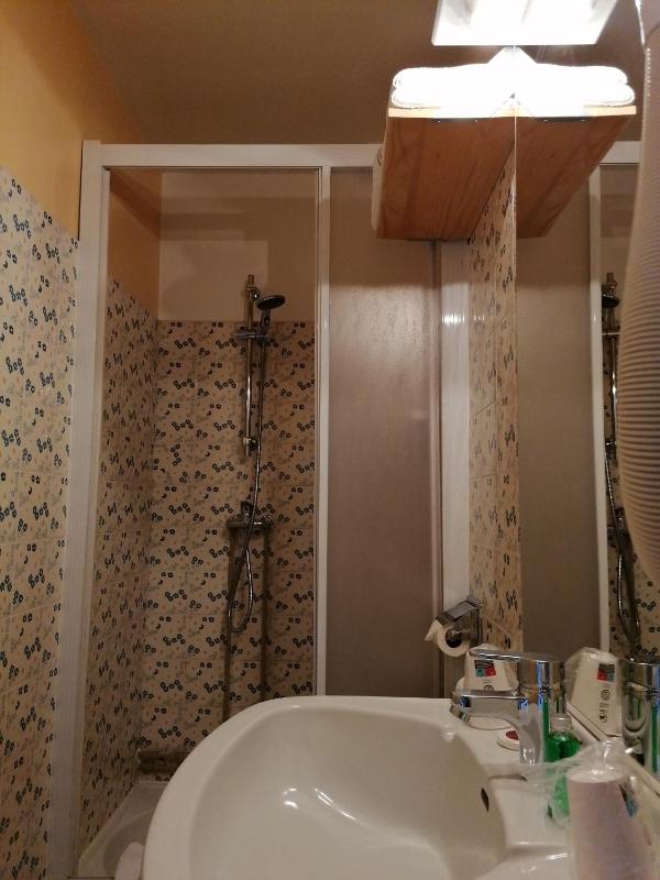 Standard Twin Room image 3