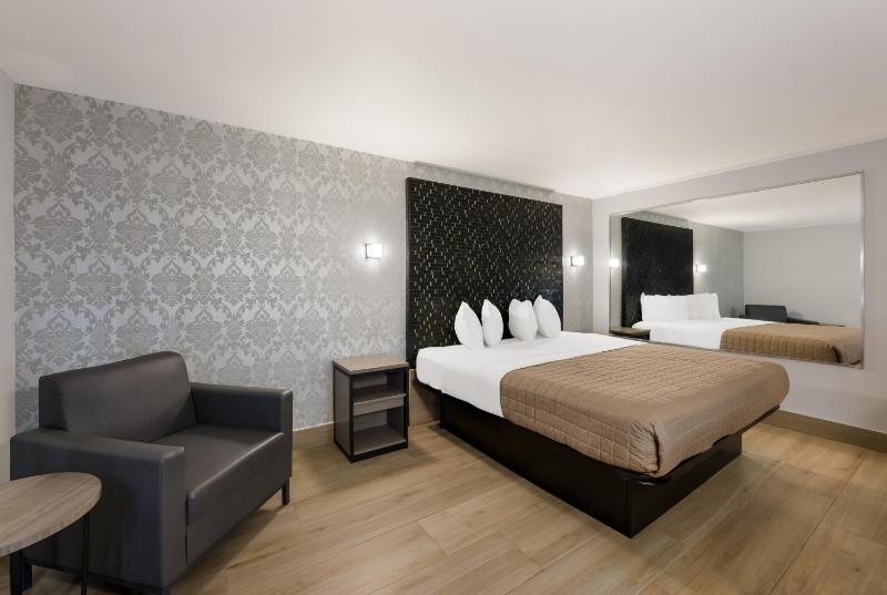 Deluxe King Room image 2