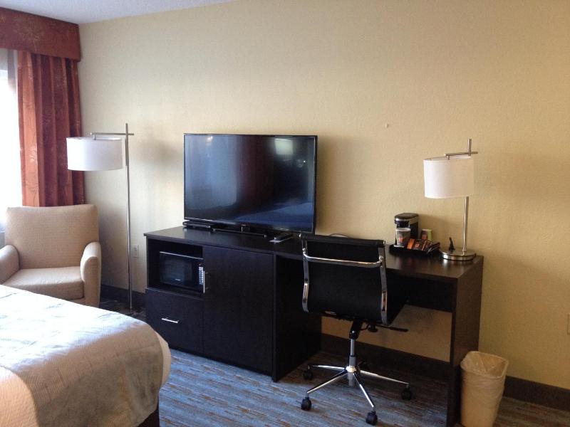 Deluxe Queen Room with Two Queen Beds image 3