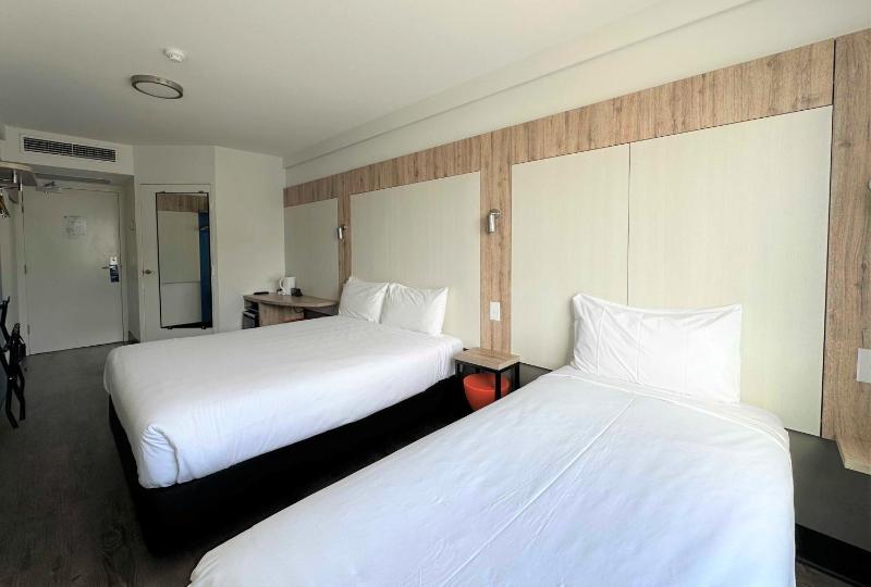 Classic Triple Room with One Queen and One Single Bed image 4