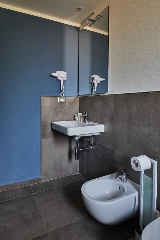 Deluxe Double or Twin Room image 3