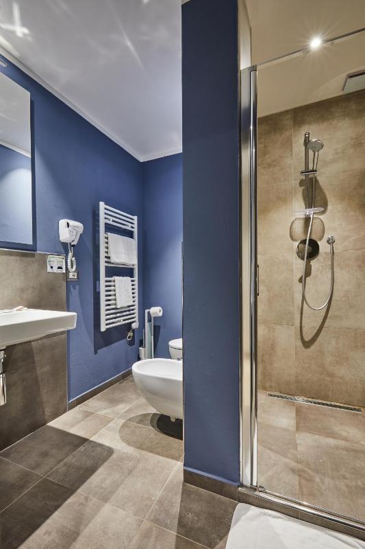 Deluxe Double or Twin Room image 2