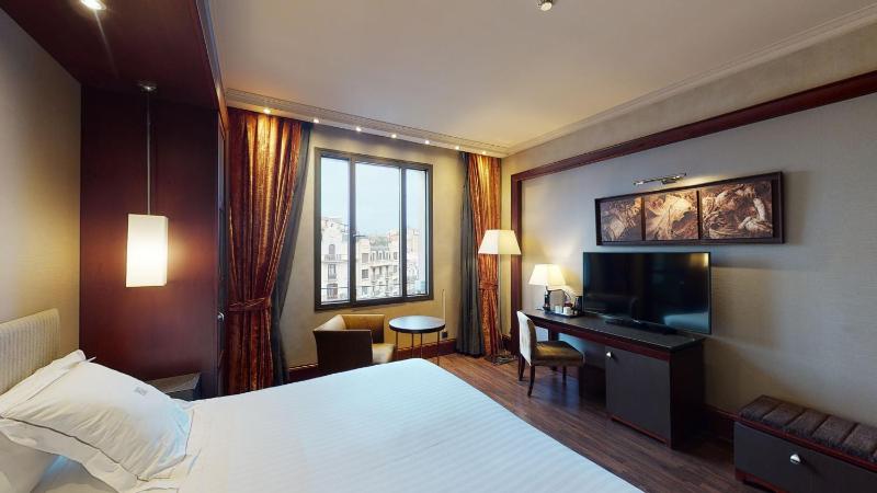 Double Room with Extra Bed image 4