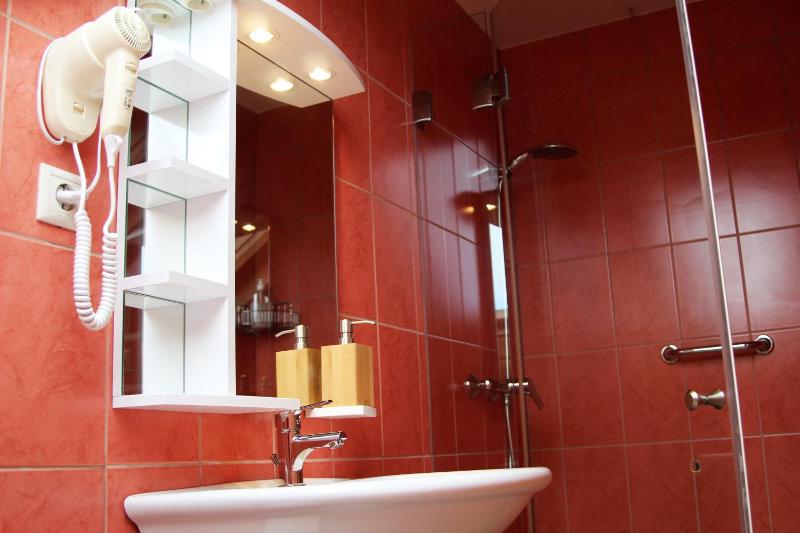 Triple Room with Bathroom image 2