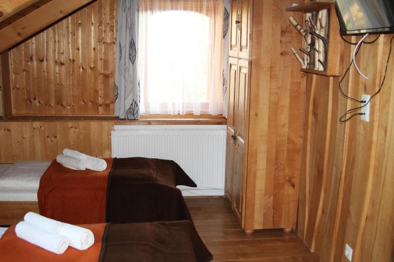 Twin Room with Bathroom image 3