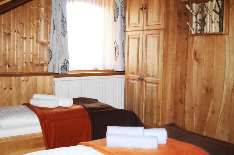 Twin Room with Bathroom image 4