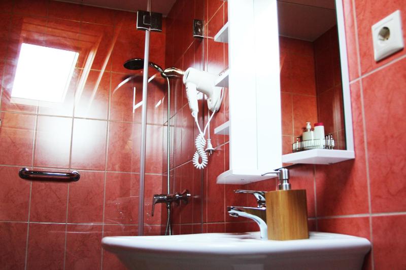 Triple Room with Bathroom image 2