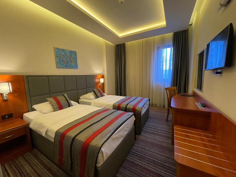 Deluxe Triple Room image 1