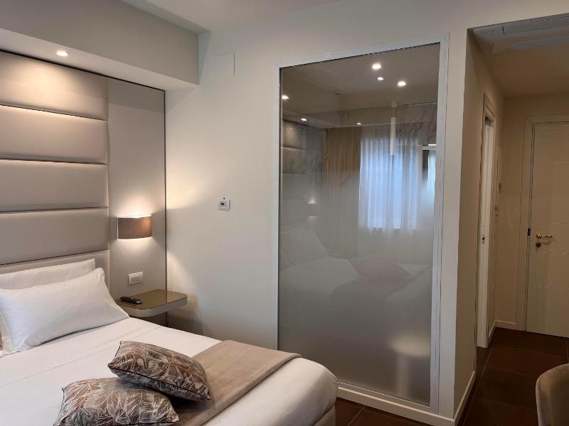Classic Quadruple Room image 4
