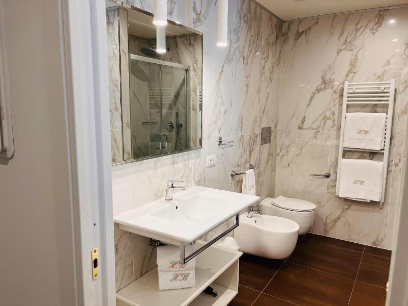 Classic Quadruple Room image 2