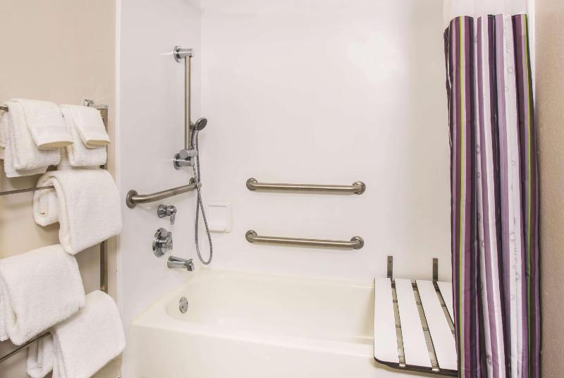 Double Room with Two Double Beds - Disability Access image 3