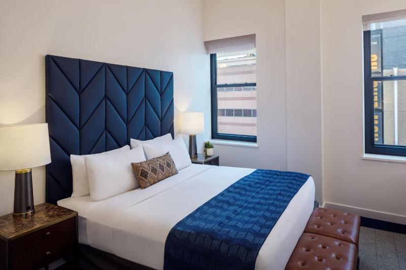 Standard King Room image 3