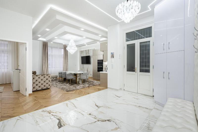 Heart of Budapest Luxury Apartment with Amazing View - image 2