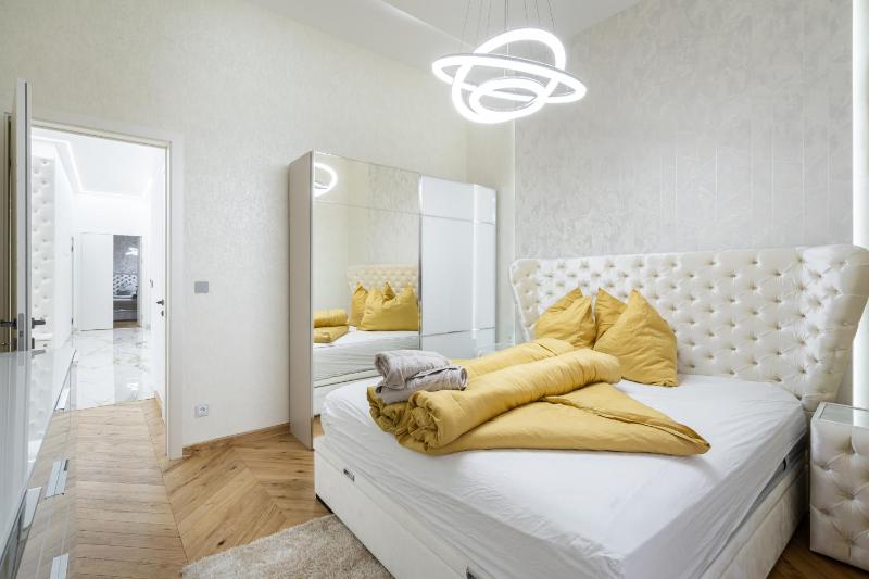 Heart of Budapest Luxury Apartment with Amazing View - image 13