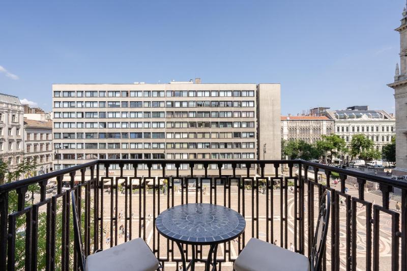 Heart of Budapest Luxury Apartment with Amazing View - image 8