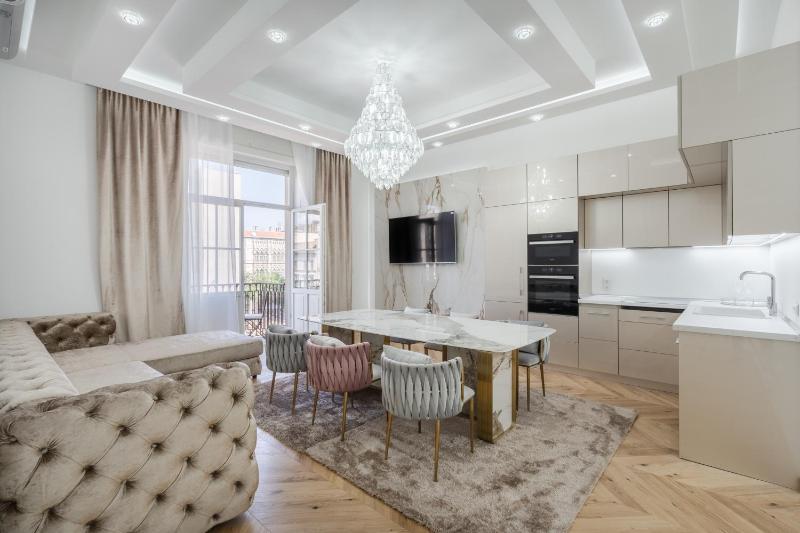 Heart of Budapest Luxury Apartment with Amazing View - image 15