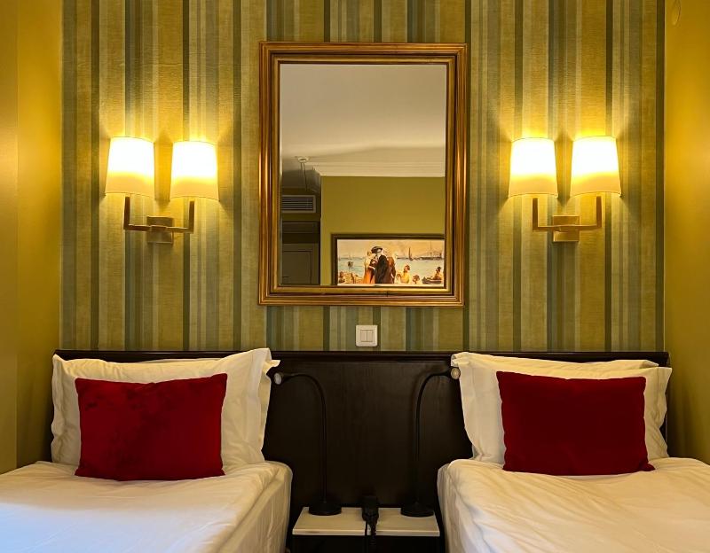 Deluxe Twin Room image 3