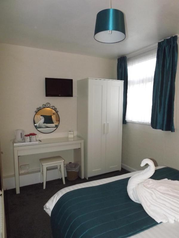 Standard Double Room image 3