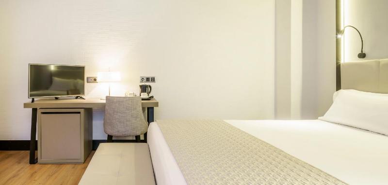 Premium Double Room image 3