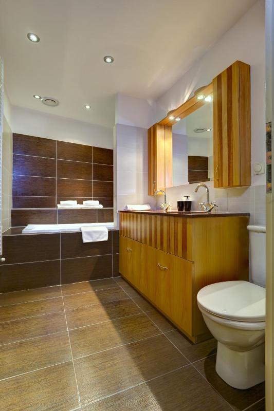 Executive One-Bedroom Apartment image 4