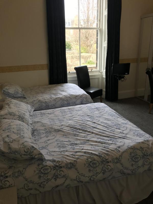 Large Double/Twin with Ensuite Bathroom image 4