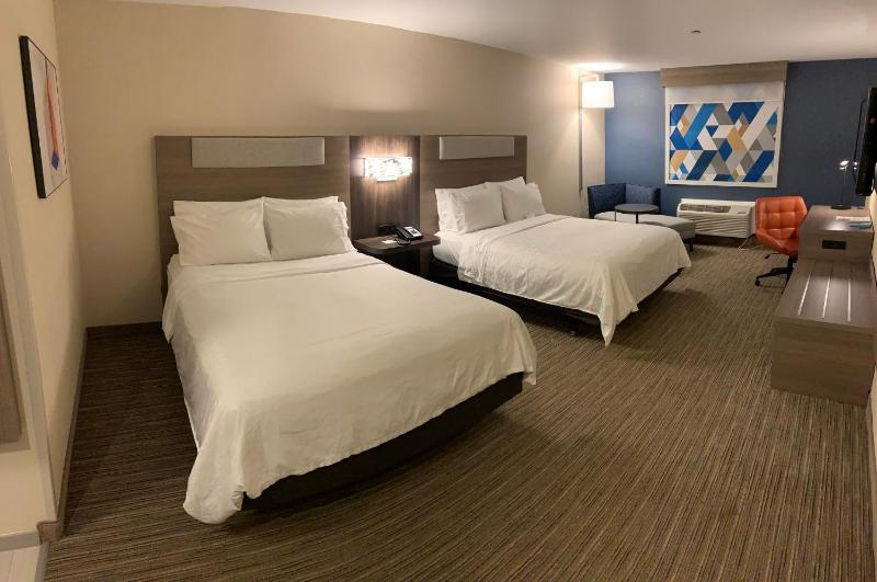 Standard Room with Two Queen Beds image 4